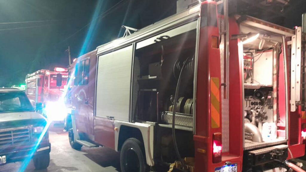 Voraz incendio en una casa de Lomas de Zamora